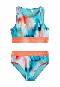 Bikini sæt med et flerfarvet abstrakt mønster i blå, pink og orange. Toppen har et bredt bånd med "BAKER" logo. Glat tekstur.