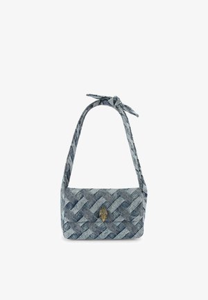 Petit sac à main en tissu gris avec un motif tissé, une bandoulière nouée et une fermeture dorée en forme de main au centre.