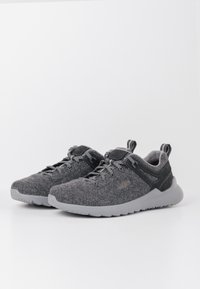 Grau melierte Sneakers aus Wollmischung mit einer strukturierten Oberseite, Gummisohle und dunklen grauen Akzenten. Verfügt über Schnürsenkel und eine verstellbare Zuglasche an der Ferse.