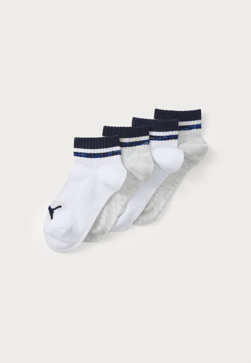 Vier Paare Knöchel-Socken: ein weißes Paar mit marineblauem und blauen gestreiften Bündchen, zwei graue Paare mit blauen und weißen gestreiften Akzenten, ein einfarbig graues Paar. Baumwollmischung.