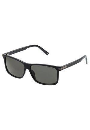Gafas de sol de plástico negro con lentes rectangulares, lentes polarizadas y acentos metálicos en el marco para mayor durabilidad.