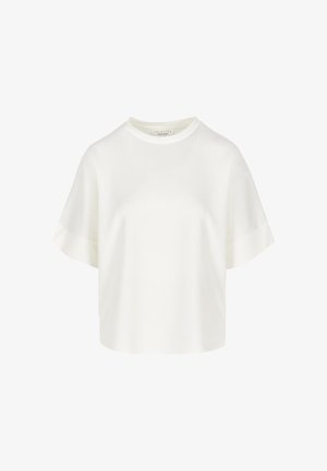 Valge lühikeste varrukatega liibuvast suurem T-särk ümarate kaelusega ja voltis varrukapitsidega, eksponeeritud ühevärvilise tausta ees.