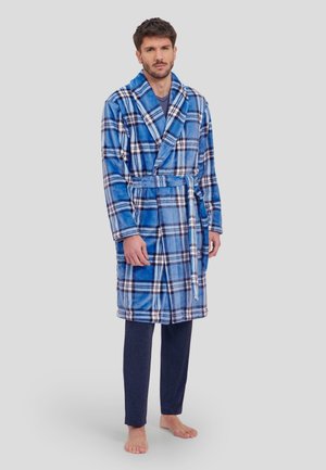 Bata de cuadros azules de material de felpa suave con cinturón, que presenta un cuello chal y mangas largas, combinada con pantalones oscuros.