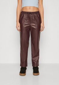 Pantalons en simili cuir bordeaux avec une taille élastique, cordon de serrage ajustable, poches latérales et une coupe droite.