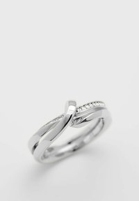 Zilveren gedraaide ring met een gladde afwerking en een rij kleine heldere stenen die langs één zijde zijn geplaatst.