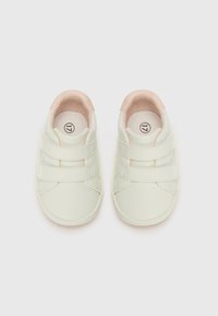 Chaussures synthétiques blanches avec des accents roses, dotées de deux bandes Velcro, d'une forme de bout arrondi et d'une texture lisse. Taille 27 indiquée à l'intérieur.