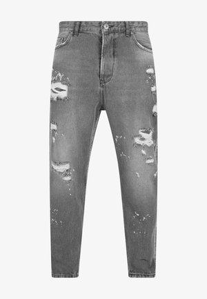 Graue, abgedriftete Jeans mit ausgefransten Löchern und leichten Spritzdetails. Erhältlich im geraden Schnitt mit klassischem Fünf-Taschen-Design.