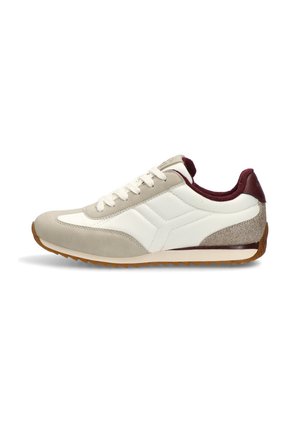Zapatilla con una parte superior beige y blanca hecha de cuero y ante, acentos en color marrón y una suela de goma texturizada.