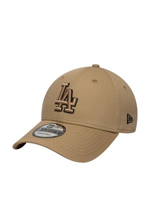 Cappellino beige con logo LA ricamato in marrone scuro. Presenta una visiera curva, cinturino regolabile e superficie in tessuto testurizzato. Etichetta circolare sul lato inferiore.