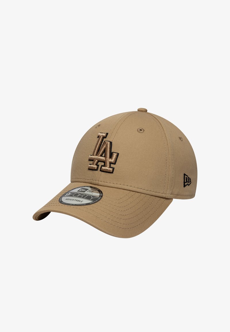 Μπεζ καπέλο με το λογότυπο LA σε σκούρο καφέ κέντημα. Διαθέτει κυρτή γείσο, ρυθμιζόμενο λουράκι και υφή υφάσματος στην επιφάνεια. Κυκλικό ταμπελάκι στην κάτω πλευρά.
