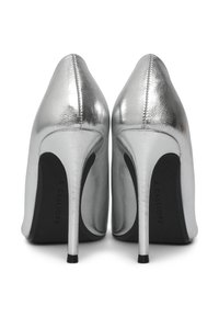 Silberne Lackleder-Highheels mit einem spitzen Zehendesign, ausgestattet mit einer schwarzen Innensohle und schlanken Stilettos. 