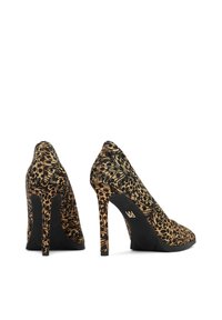 Pantofi cu toc înalt, cu imprimeu de leopard, având un design cu vârful ascuțit, realizati dintr-un material texturat și cu un senzor de cauciuc negru elegant. Înălțimea tocului este specificată.