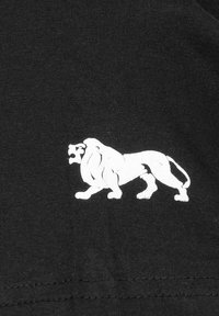 Sort stof T-shirt med et hvidt trykt lionsgrafik, designet med en glat tekstur og rene linjer.