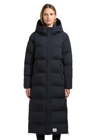 Langer schwarzer Puffer-Mantel mit Kapuze, versehen mit einem kastigen Steppmuster, zwei mit Reißverschluss versehenen seitlichen Taschen und einem Logo am Saum.