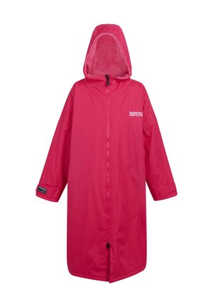 Długa różowa wodoodporna kurtka outdoorowa z kapturem i pełnym zamkiem błyskawicznym z przodu, podszewką z polaru wewnątrz kaptura, logo Regatta Great Outdoors na piersi.