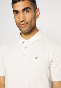 Calvin Klein Golf PLANET  - Polo marškinėliai - sand
