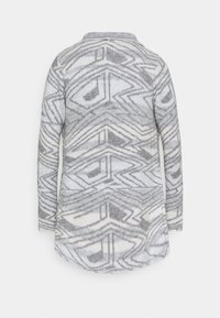 Suéter de manga larga en gris claro con un patrón geométrico en gris más oscuro y crema. Textura suave con cuello redondo y dobladillo curvado.