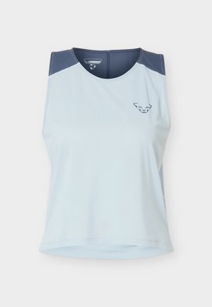 Haut de sport sans manches bleu clair avec des panneaux bleu foncé aux épaules et un petit logo bleu foncé sur la poitrine gauche.