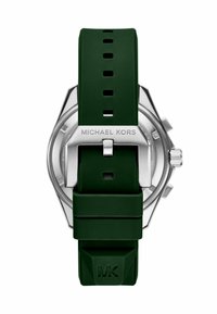 Reloj con correa de silicona verde que presenta una caja de acero inoxidable, pantalla clara y nombre de la marca grabado en la hebilla.