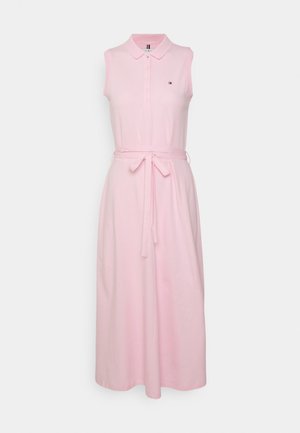 Vestido polo rosa sin mangas con cuello, botones en la parte delantera, cinturón en la cintura y pequeño logotipo de bandera en el pecho.