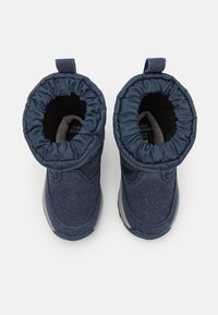 Bottes d'hiver bleues avec une tige en tissu doux et des poignets élastiques. Les semelles sont grises avec des motifs texturés. Elles disposent d'une boucle pour un enfilage facile.