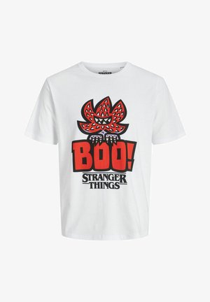 Weißes Baumwoll-T-Shirt mit einer auffälligen roten Grafik, die "Boo!" und "Stranger Things" zeigt, ergänzt durch ein stilisiertes Kreaturendesign.