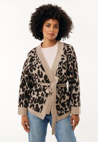 Beige luipaardprint cardigan gemaakt van zacht breigoed, met een ceintuur in de taille, brede mouwen en een V-hals.