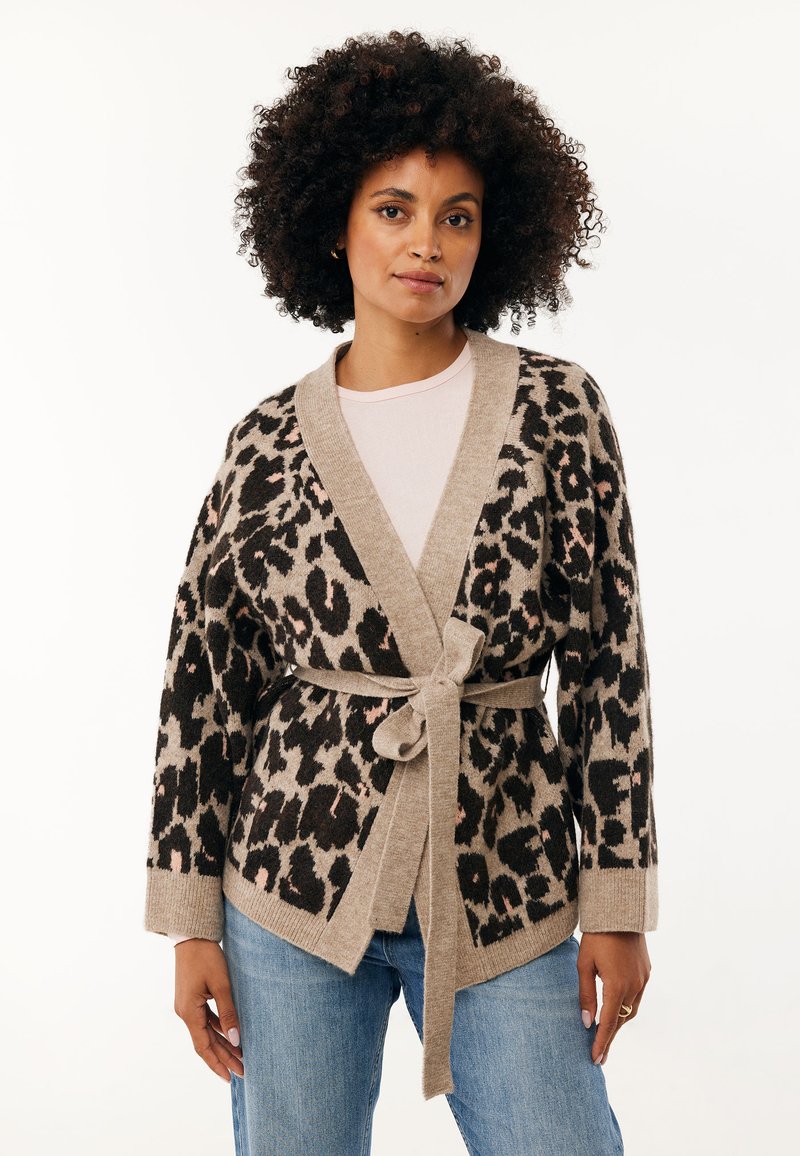Beige luipaardprint cardigan gemaakt van zacht breigoed, met een ceintuur in de taille, brede mouwen en een V-hals.