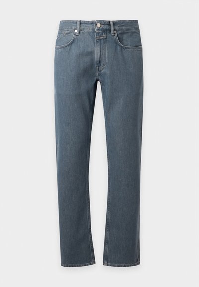 Jeans en denim bleu à coupe droite avec poches avant, passants pour ceinture et fermeture par bouton, présentés sur un fond clair uni.