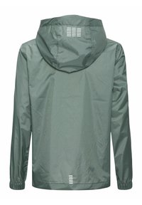 Giacca impermeabile verde chiaro con cappuccio, polsini elasticizzati e dettagli riflettenti sul retro. Texture liscia, design semplice.