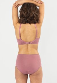 Soutien-gorge mauve et culotte haute en coton doux. Le soutien-gorge dispose de bretelles ajustables et d'une fermeture à crochet au dos.