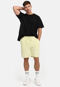 INDICODE JEANS Shorts - young wheat