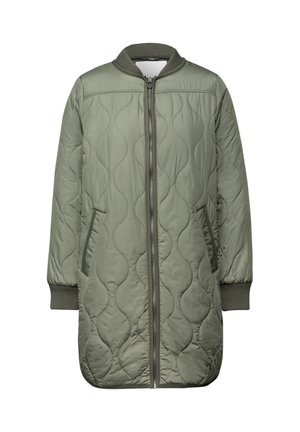 Longue veste matelassée vert olive avec fermeture éclair à l'avant, col et poignets côtelés, et deux poches avant.