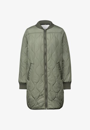 Longue veste matelassée vert olive avec fermeture éclair à l'avant, col et poignets côtelés, et deux poches avant.