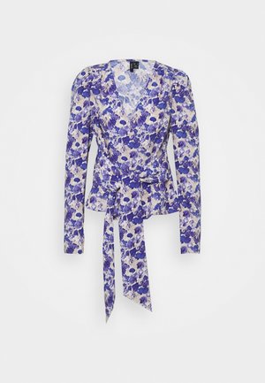 Blusa envolvente de manga larga con estampado floral púrpura y azul y cinturón de lazo en la cintura sobre fondo blanco.
