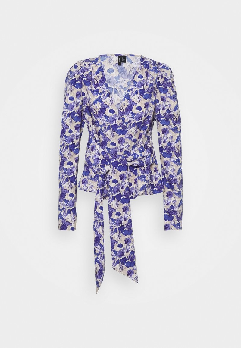 Blouse cache-cœur à manches longues avec imprimé floral violet et bleu et ceinture à nouer à la taille sur fond blanc.