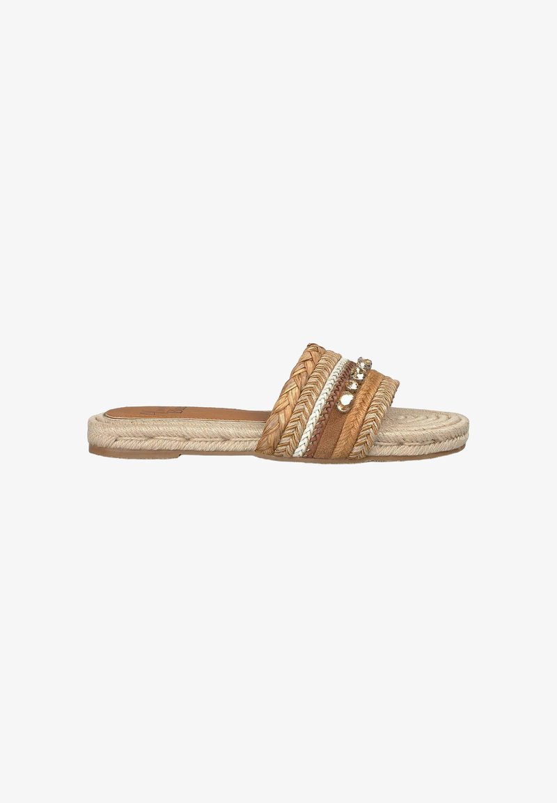 Sandalias deslizables marrones de tejido trenzado con detalles de tela trenzada y acentos decorativos. Cuentan con una suela de yute y una plantilla acolchada para mayor comodidad.
