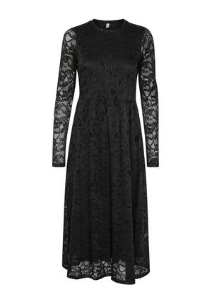 Vestido de encaje negro con mangas largas, escote redondo y una silueta fluida; intrincados patrones florales a lo largo del tejido de encaje.