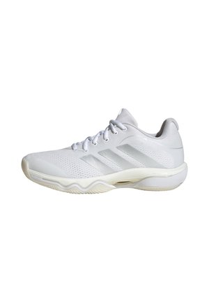 Hvid atletisk sneaker med mesh-overdel, snøredesign, tre sideløbende striber og struktureret sål for greb, vist fra siden på hvid baggrund.