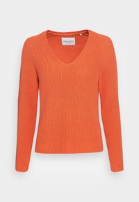 Pomarańczowy sweter dziany z dekoltem w serek, długimi rękawami i prążkowaną strukturą. Posiada metkę z nazwą marki "Marc O'Polo."