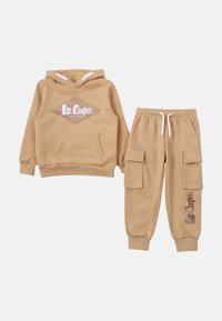 Hoodie beige pour enfant avec poche avant et pantalon cargo assorti avec poches latérales, tous deux ornés de la marque "Lee Cooper".