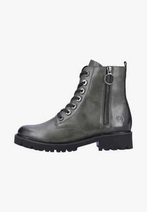 Bottine en cuir vert avec un laçage sur le devant et une fermeture éclair sur le côté. Présente une semelle en caoutchouc noir robuste et des œillets en métal pour les lacets.