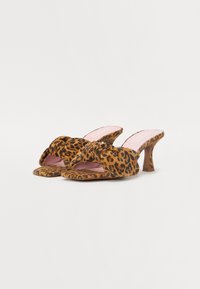 Mules à bout ouvert en imprimé léopard avec un détail de nœud, en tissu doux, à talon fin et avec une semelle intérieure rose.