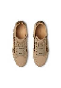Sneakers beige in suede con dettagli leopardati, punta arrotondata, design con lacci e suola in gomma texturizzata.