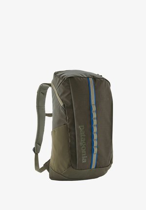 Zaino Patagonia in tessuto verde scuro e grigio con dettagli a striscia blu. Presenta spallacci imbottiti e una superficie testurizzata.