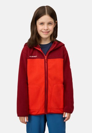 Giacca in fleece rossa e bordeaux con cappuccio, zip integrale, due tasche frontali e logo "MAMMUT" sul lato sinistro in alto.