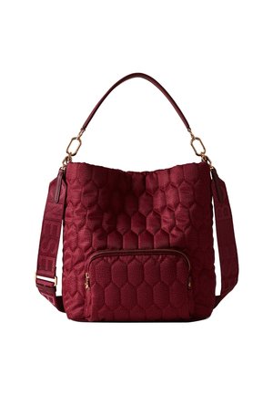 Borsa in tessuto trapuntato cremisi con motivo esagonale, dotata di tracolla staccabile, tasca frontale con cerniera e dettagli in metallo dorato.