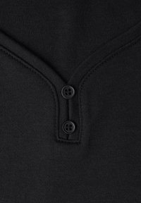 Czarny bawełniany top z dekoltem w kształcie litery V, dwoma czarnymi guzikami przy kołnierzyku oraz gładką, teksturowaną tkaniną.