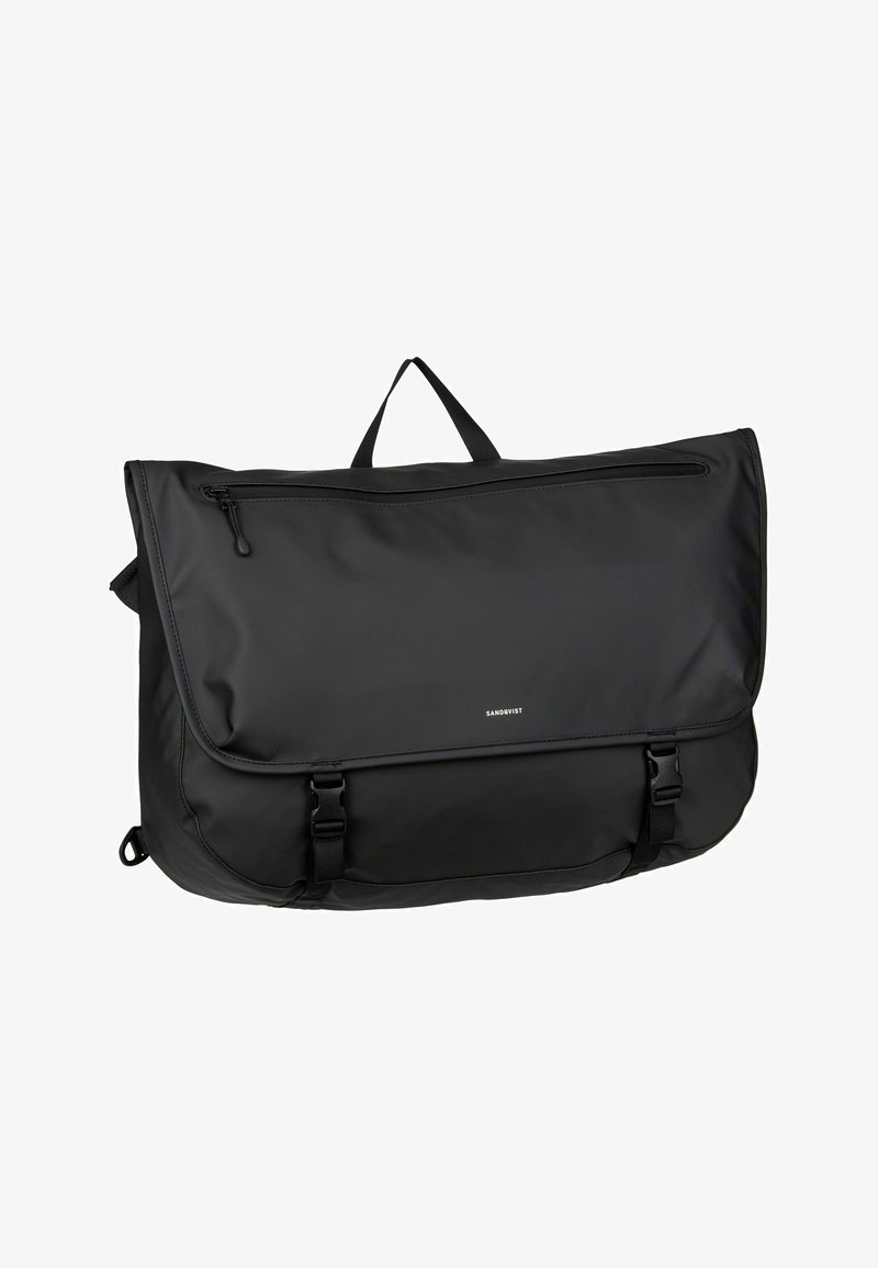 Borsa a tracolla nera caratterizzata da un esterno elegante e liscio, spallacci regolabili, manico superiore e una tasca frontale con zip e chiusure a fibbia.