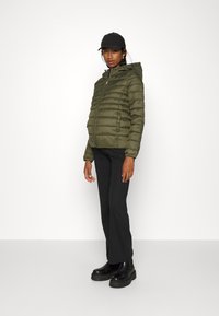 ONLY MATERNITY OLMTAHOE HOOD - Giacca da mezza stagione - forest night